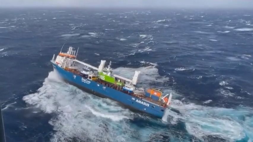 Video: Nakloněnou loď uvázlou u Norska zachránili. Táhnou ji do přístavu